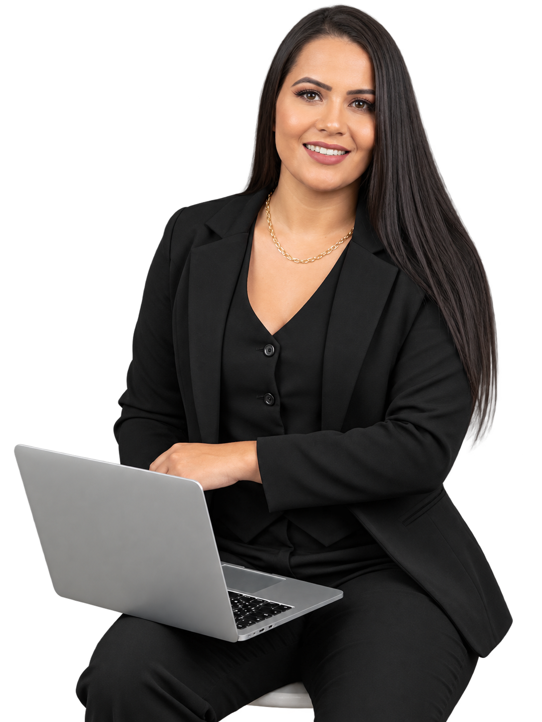 Telma Santos, formadora educacional, sentada com notebook.